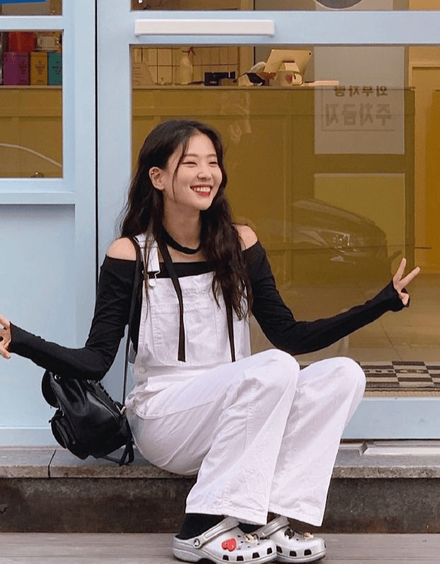 kimehwa的长相偏甜美,笑起来时那双弯弯的月牙眼睛