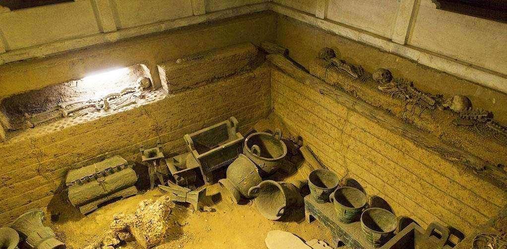 在夏朝时期,已经出现了醢刑(砍成肉泥),五马分尸和腰斩等酷刑.