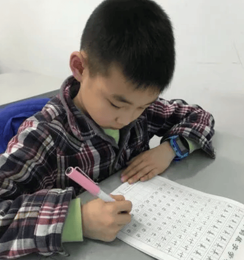 所以,一二年级这两年无论如何都要把字给练起来,抓控笔,练好笔顺笔画