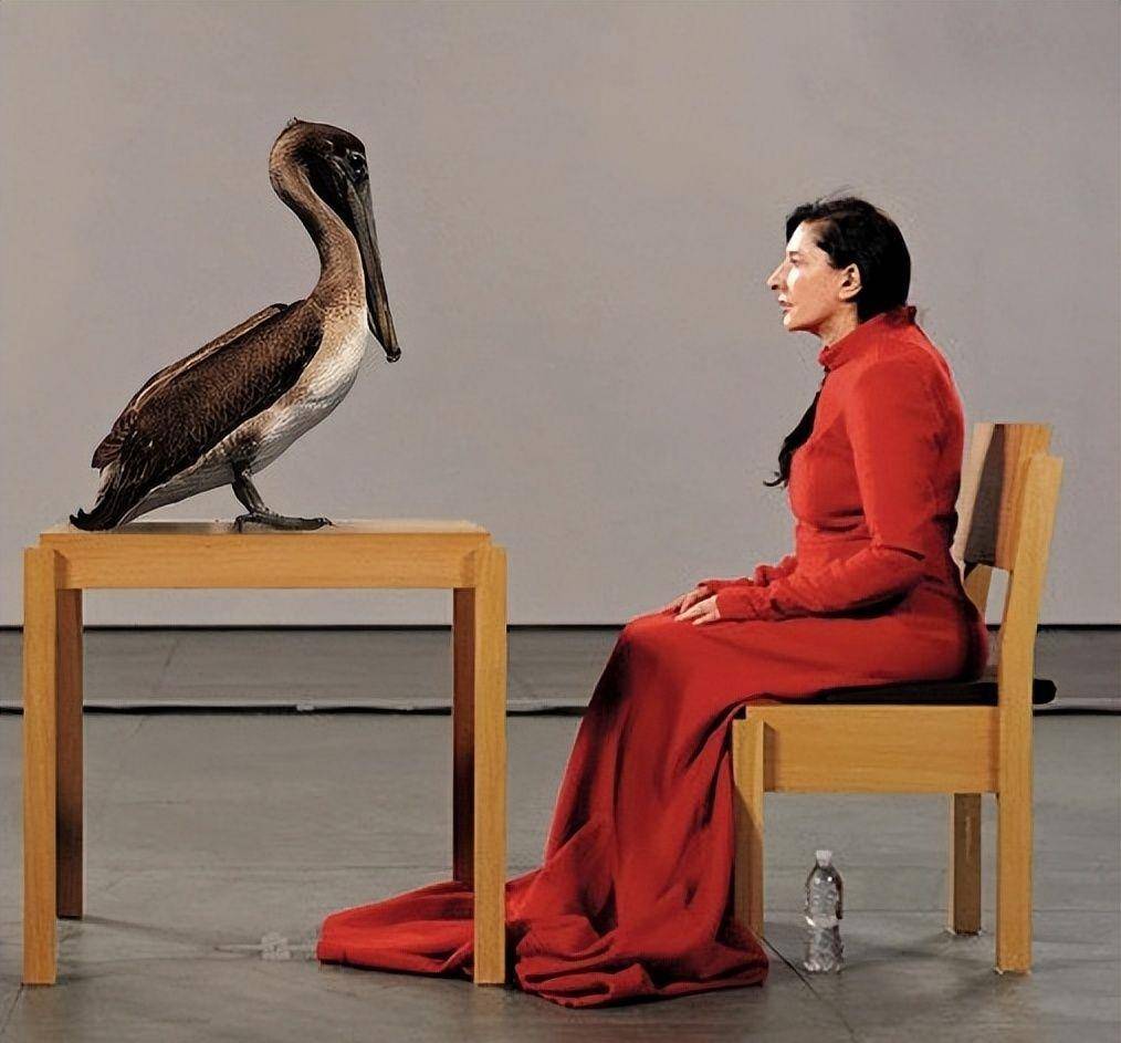 这种微妙的情感,艺术行为大师阿布拉莫维奇于2010年在纽约现代艺术