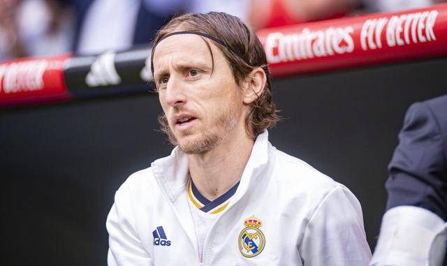 莫德里奇续约皇马一年,让出10号球衣穿上19号