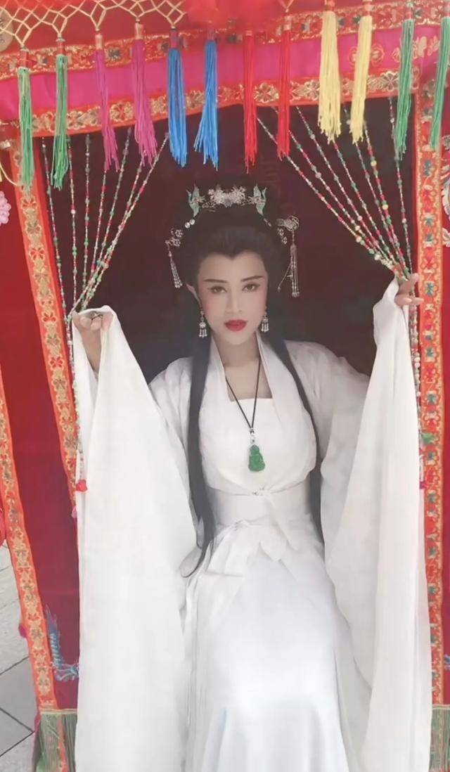 熟悉罗大美的网友都知道,他出生于1993年,凭借着独特的反串才华,在短