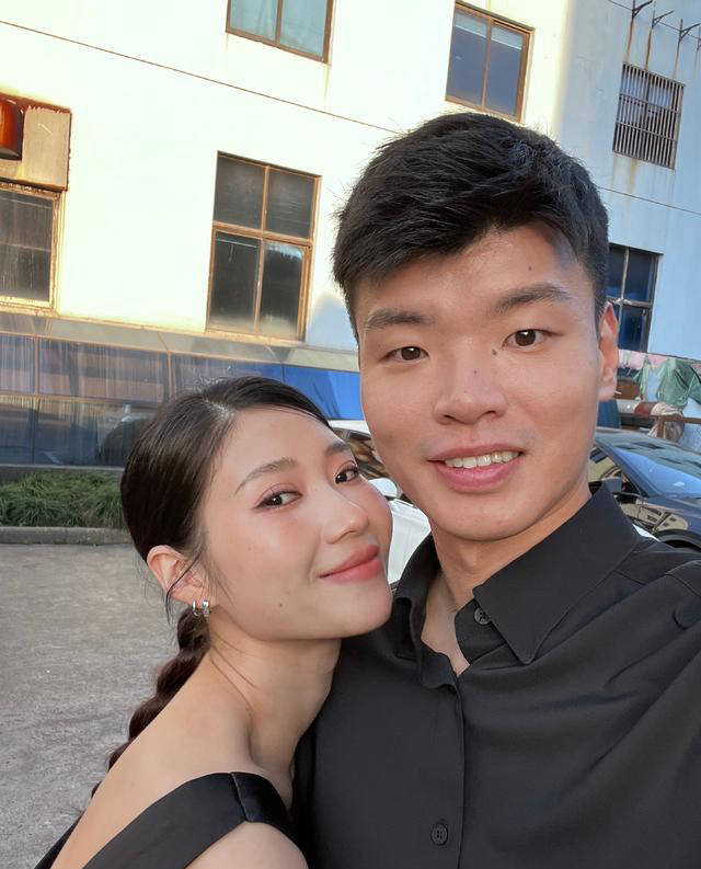 国羽奥运冠军王懿律罕见晒恩爱照,网友热议未婚妻气质超凡