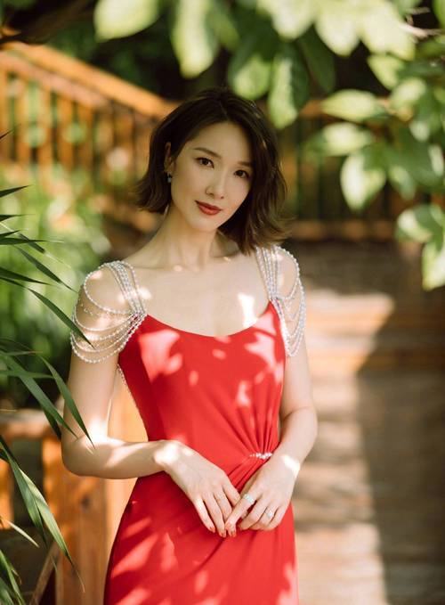 李亚男:外表与内涵兼具的娱乐女神