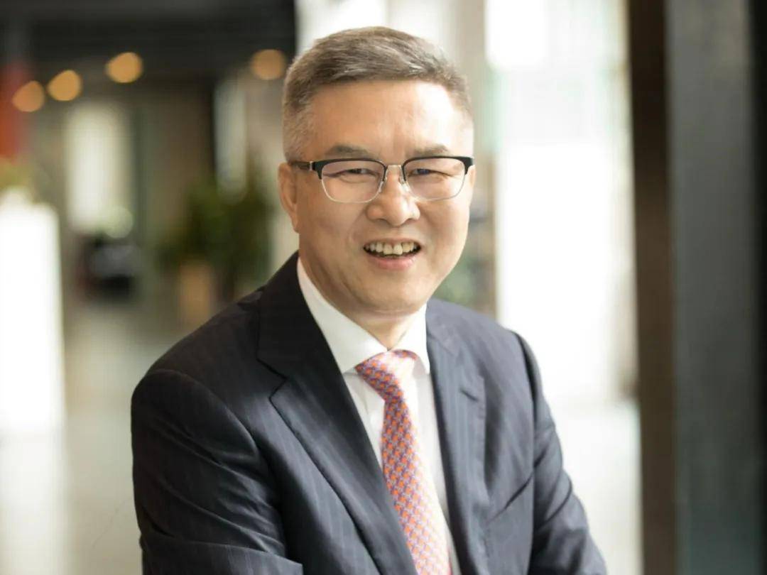 37岁白富美,接手650亿商业帝国