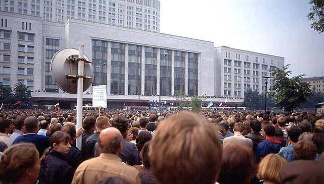 行动可能引起的流血事件,选择让军队原地不动,避免第比利斯事件的重演