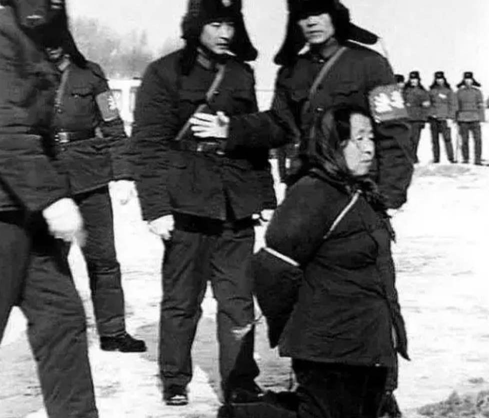 当王守信意识到罪行有可能败露时,她多次与同伙私下安排"攻守同盟"