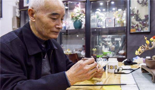 为了让花更加美观,工匠师还会根据自家的独门秘方给花进行漂白,上色