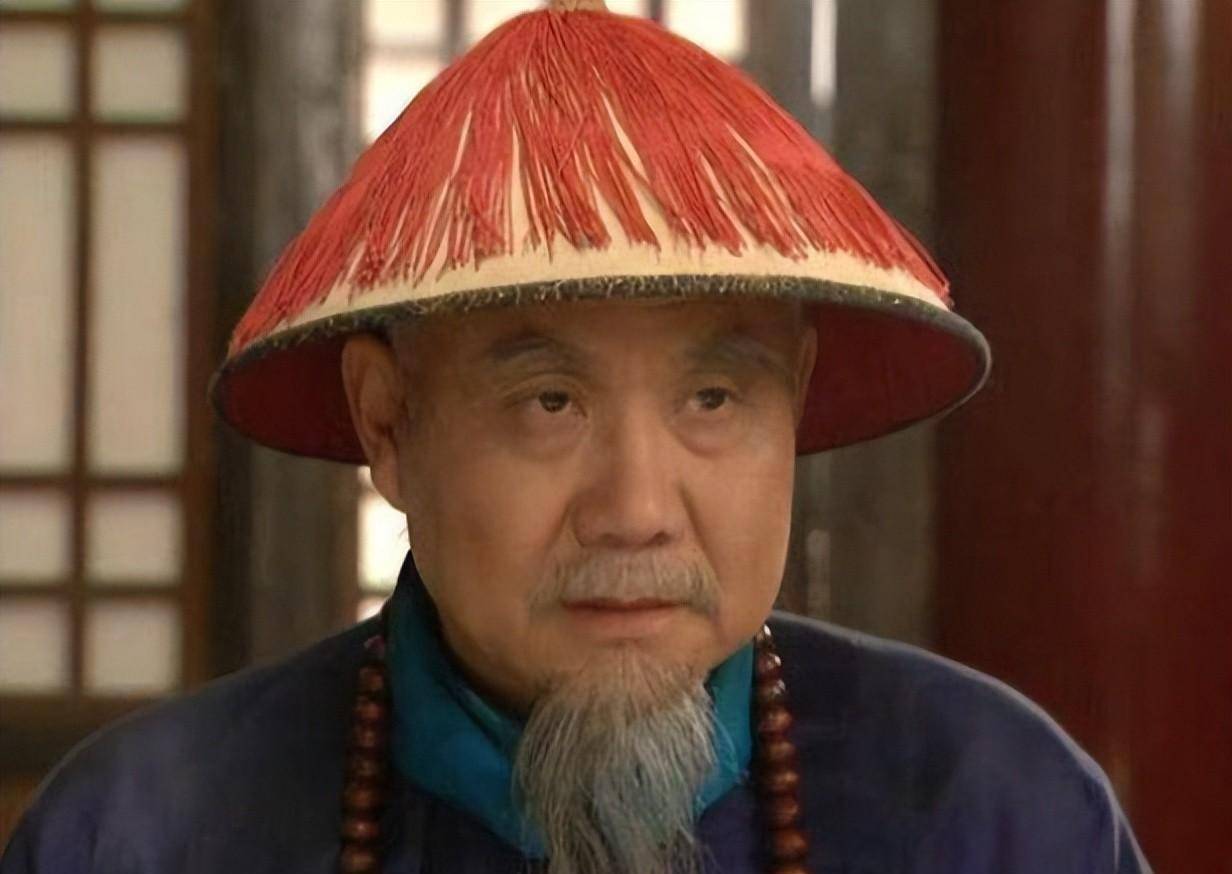 佟国维是镶黄旗人,孝懿仁皇后的亲生父亲,算是康熙的亲舅舅.