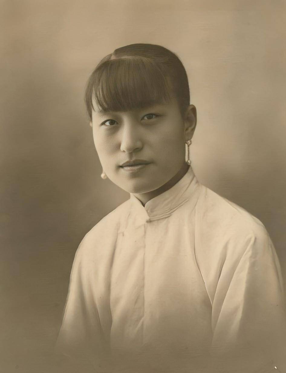 她遇到了陈洁如,陈洁如把一切的爱都给了她,只是多年之后,蒋瑶光才