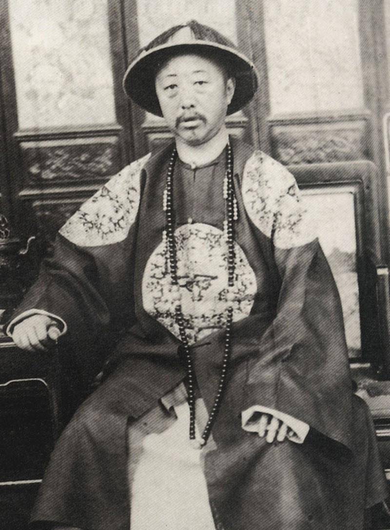 清朝最后一位摄政王,28岁就退休在家,晚年以90万斤小米卖掉王府