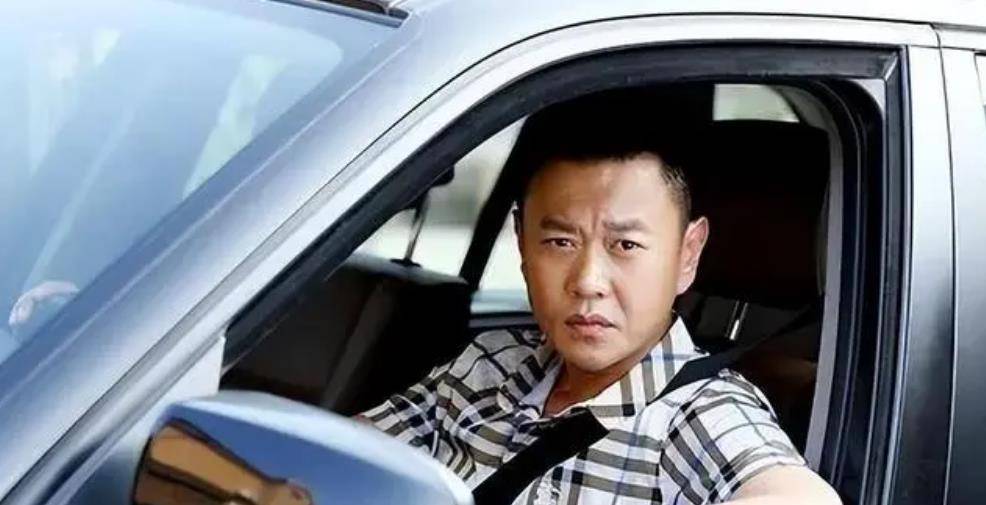 他是"最贵配角",明明是富豪却爱演戏,爱着初恋多年55岁仍单身