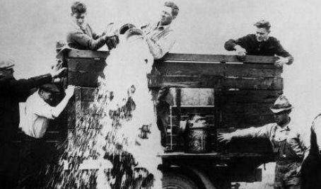 美国经济大萧条,犹太人把新鲜牛奶倒掉.也不愿意低价卖给穷人