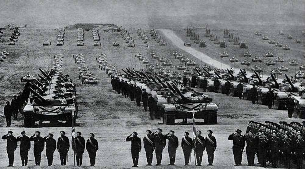 海湾战争,美国100小时打醒世界!苏联感叹:机械化部队已无用处