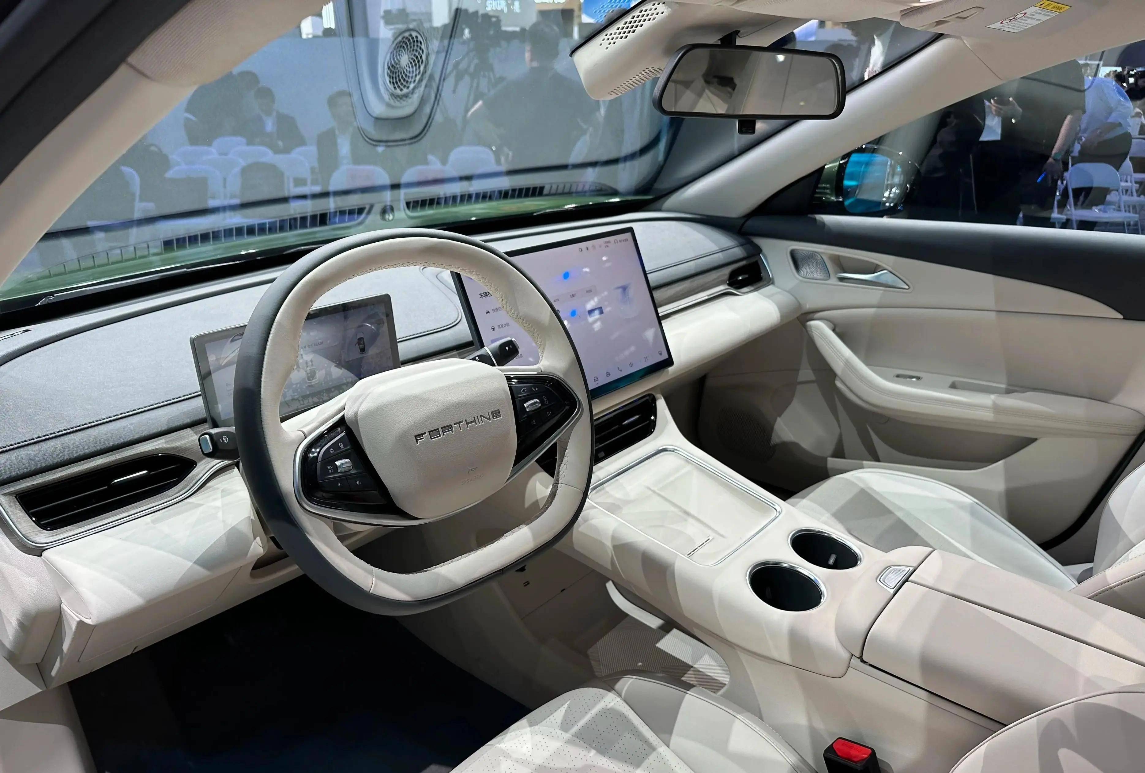 星海s7内饰采用对称式布局,配备了多功能方向盘,液晶仪表盘和悬浮式