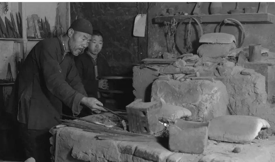 抗战时期,他还到新四军闵贤修械所干过,为部队修理枪械,复装子弹,打制