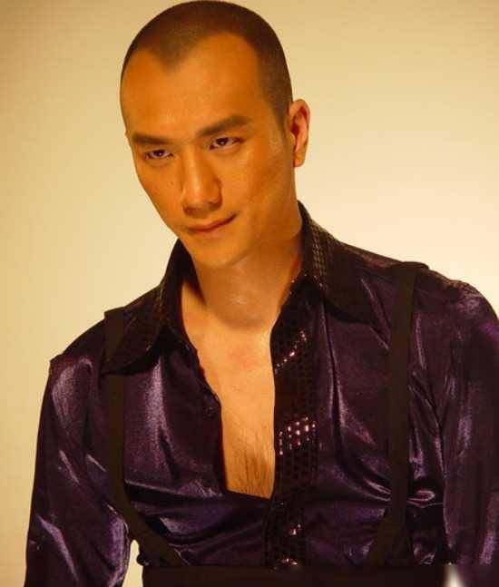 与徐静蕾同居5年分手,后转身娶小14岁网恋妻子,结婚13年零_黄觉_生活