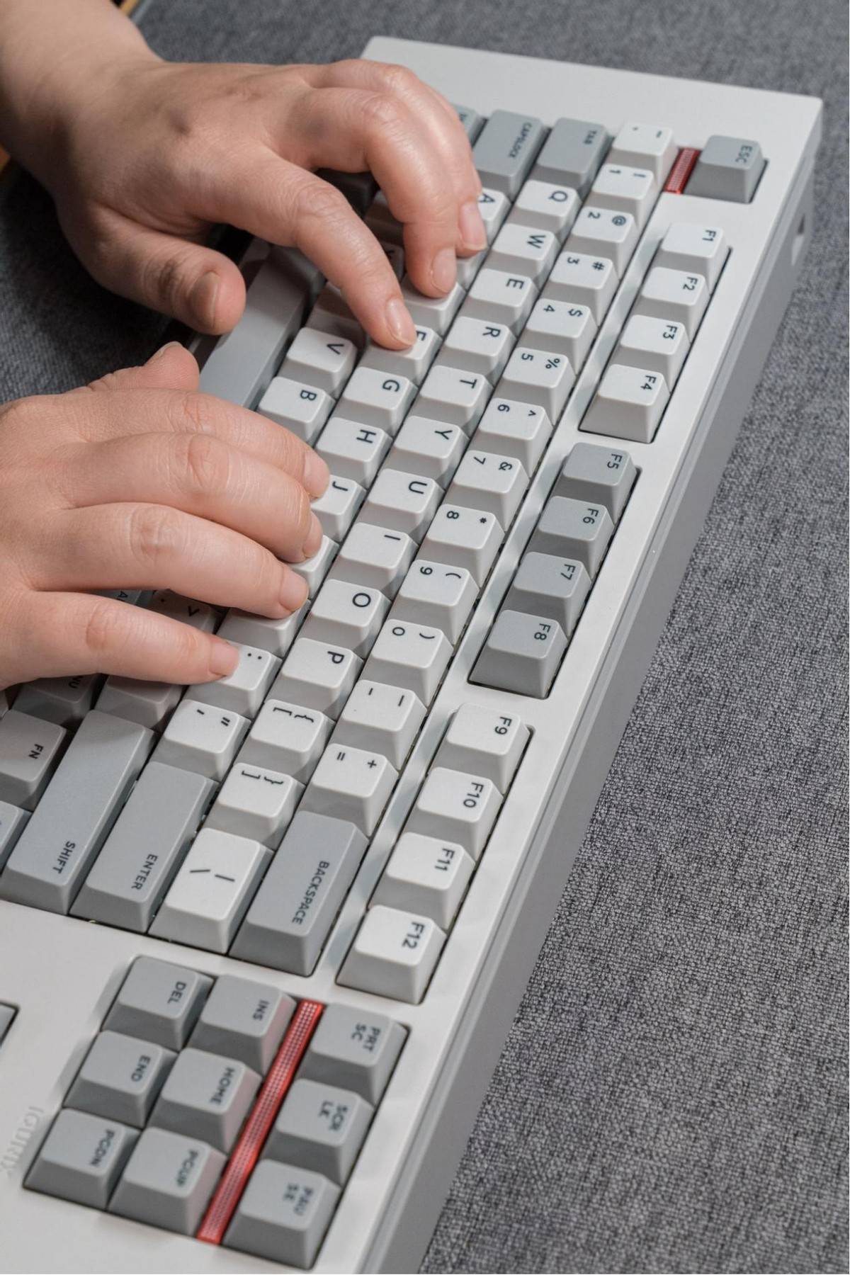 以前abs材质的键帽基本上大半年就出现打油了,而且字符脱色.