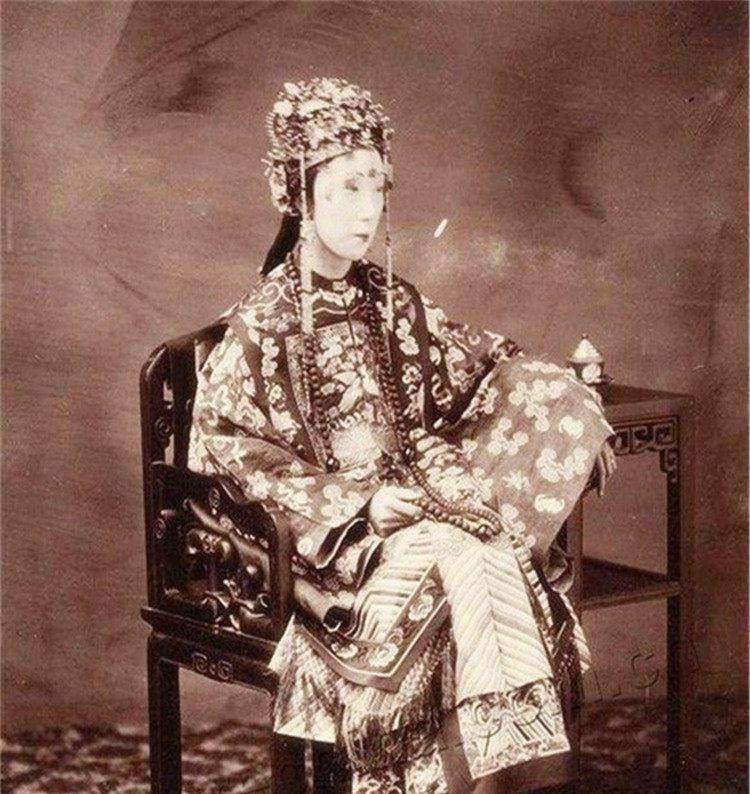 直击清末三寸金莲的小脚女子,怎一个丑字了得?老照片见证玄机