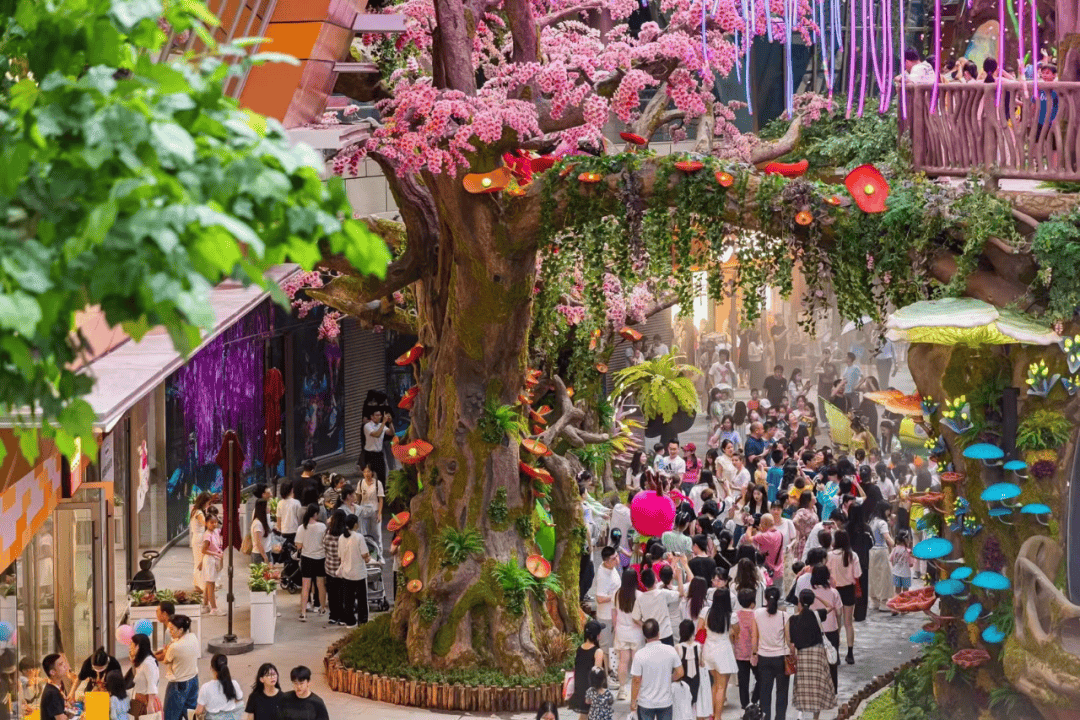 购物中心以商业 文旅跨界融合创新,打造了惠州首个沉浸式主题街区蝶
