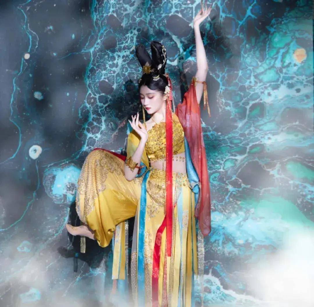 关晓彤疑似cos杨玉环破次元壁,脖子以下全是腿,小脚丫很抢镜