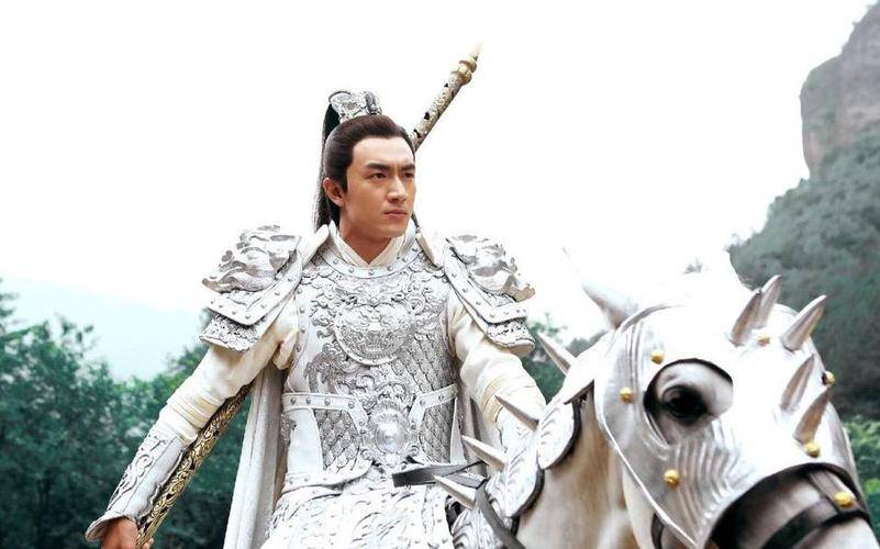 因其卓越武艺及身骑白马,故而享有了"白马将军"这一美誉