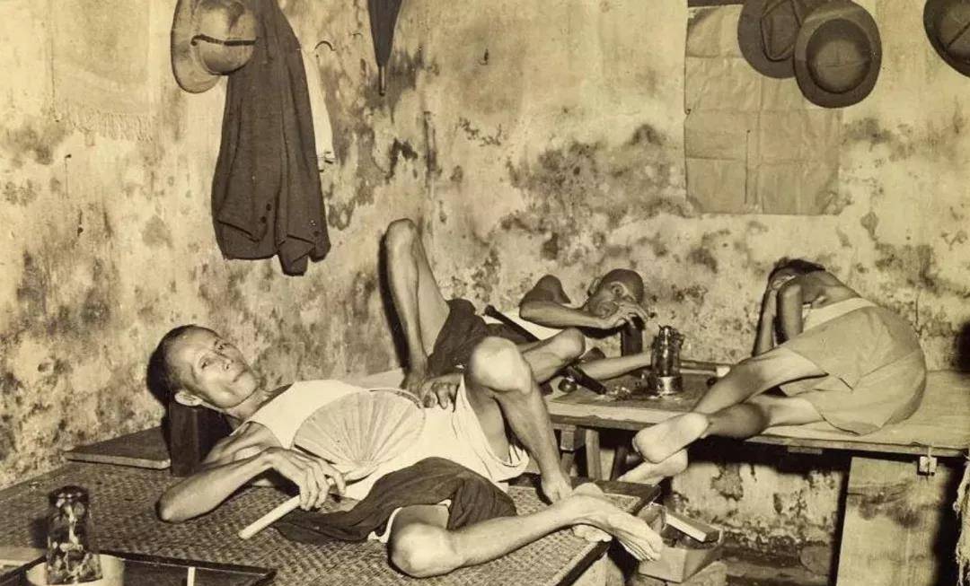 晚清鸦片危害:男子瘦骨嶙峋女子媚态百出,任人摆布!可悲可叹!