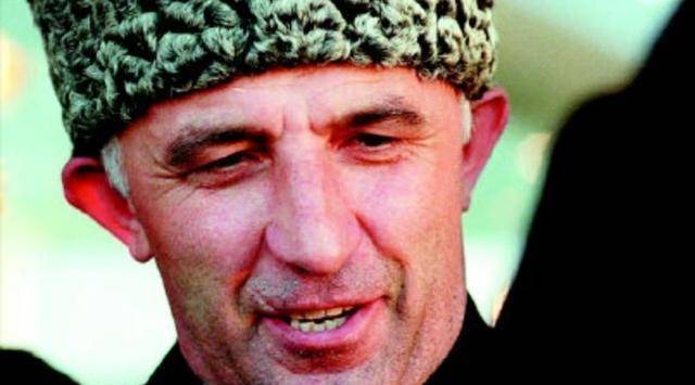 精于权术的匪首马斯哈多夫,作恶多端的背后,是地道里绝望的悲鸣