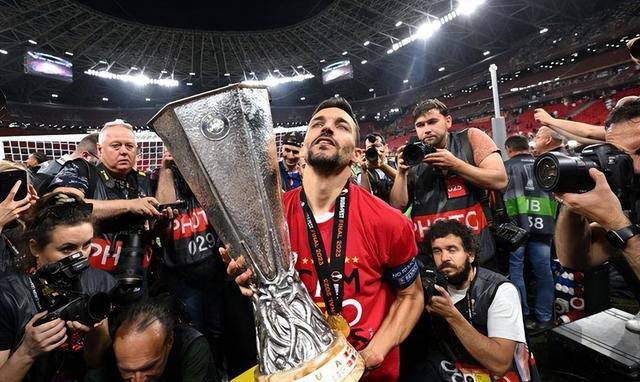 塞维利亚足球俱乐部与队长纳瓦斯签署终身合同,退役后将继续服务