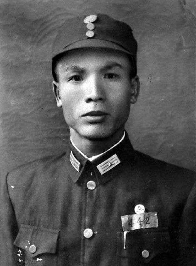 他是黄维兵团85军军长,和黄维一起被俘,为何只关4年就被释放?