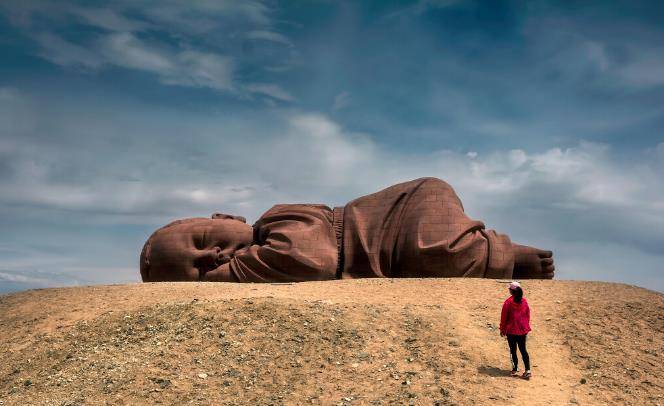 世界上最大的"巨婴",躺戈壁滩上已经4年,看后莫名心疼_婴儿_雕塑_环境