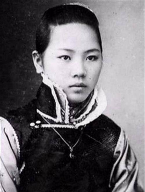 严珊珊开玩笑的说,你又不是女人,演起来当然别扭了,黎民伟恍然大悟,想