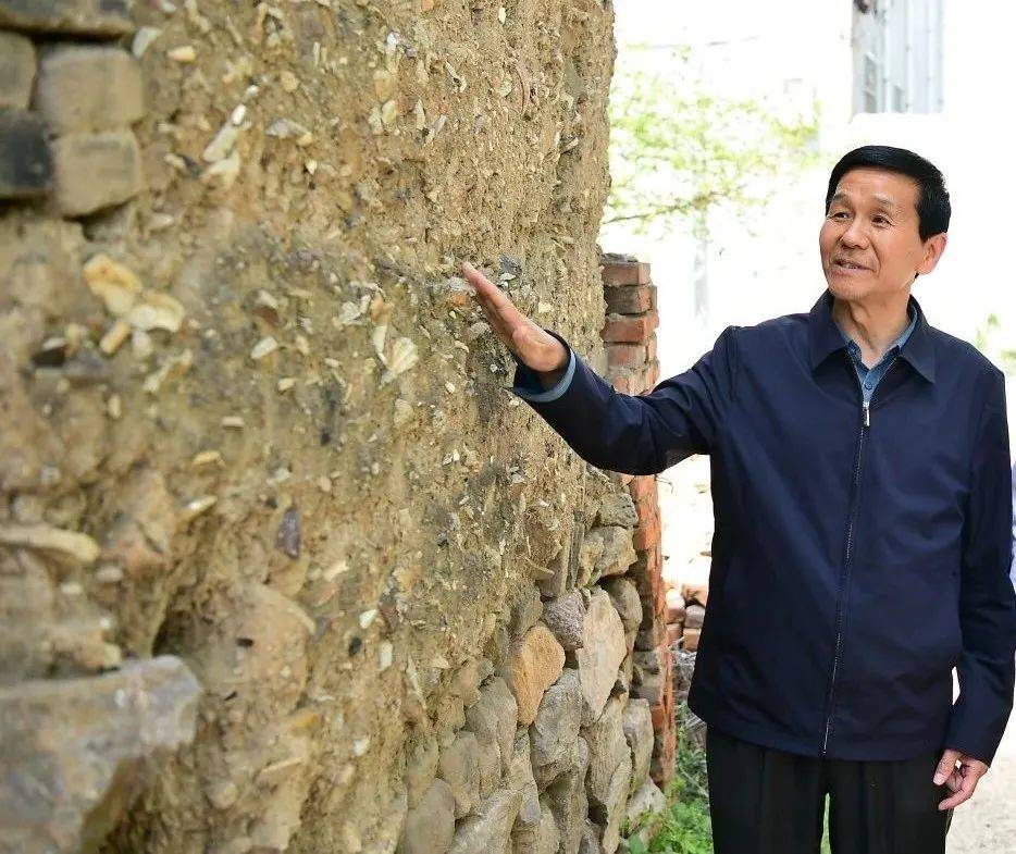 邢春瑜抚摸村中旧宅土墙上的瓷器碎片邢春瑜说,鲁山县近年来加大对