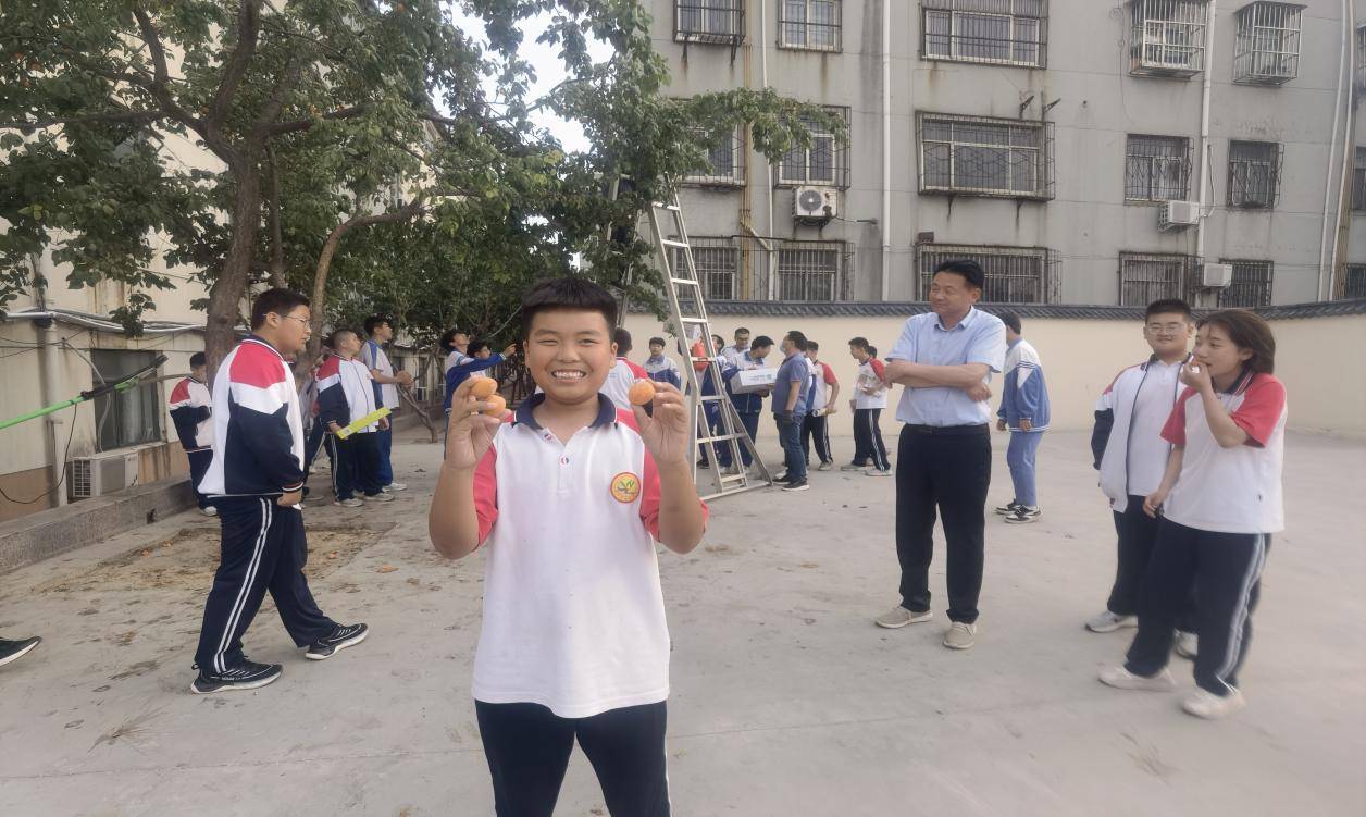 濮阳市油田第五中学麦黄杏采摘节受欢迎