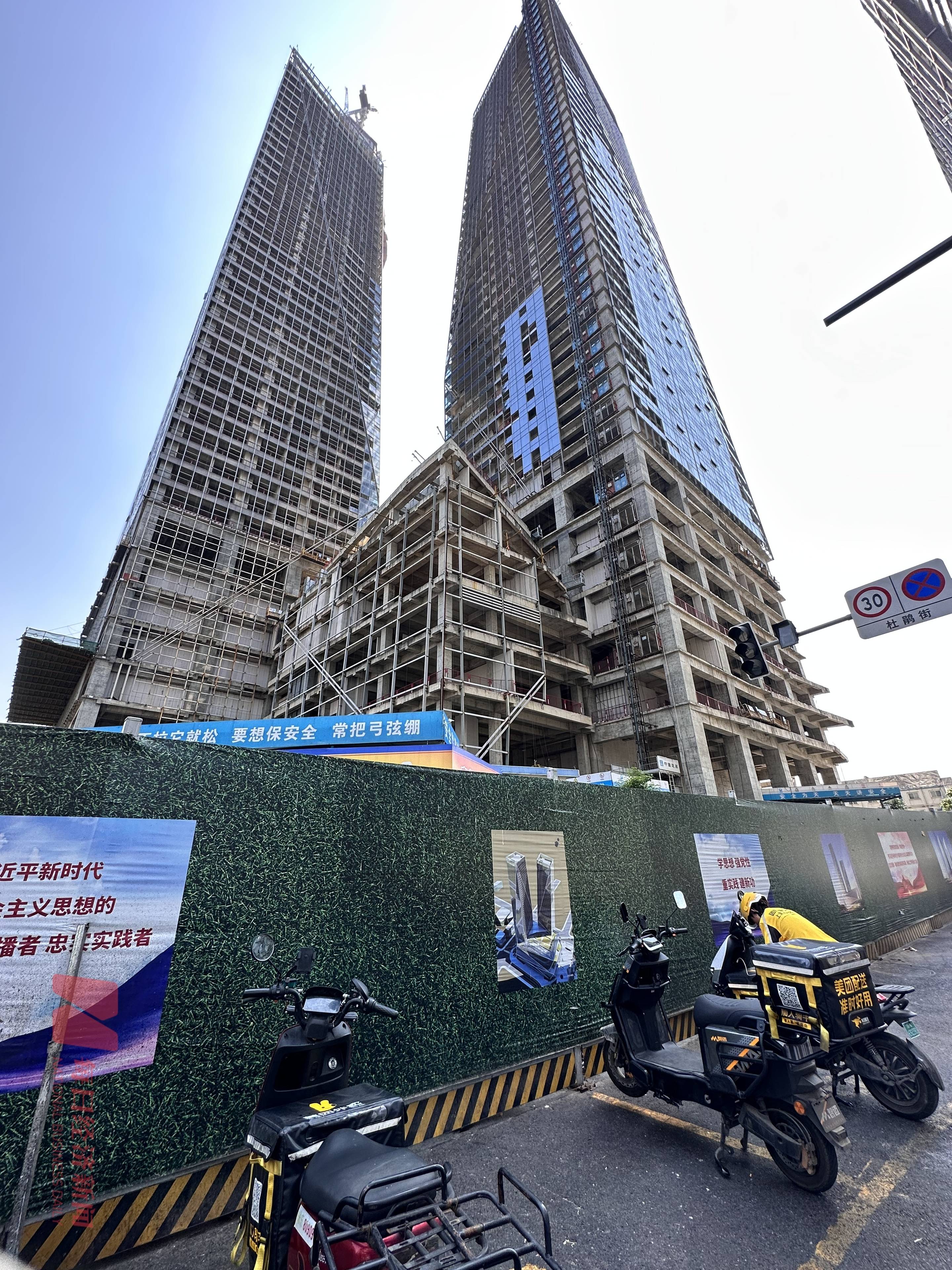 就在椿树街的另一侧,绿地468住宅部分的居住氛围早已形成,写字楼绿地