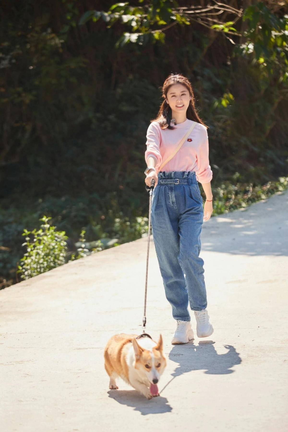 48岁林心如带火了一种清凉穿法:"露腰装 牛仔裤",时髦又减龄