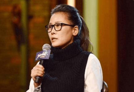 她曾与那英齐名,揭露乐坛不良风气惨被封杀,今怪病缠身满头白发_田震