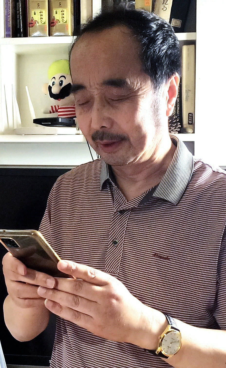 束向红:《念》积蓄多日,月亮将对游子的慰藉一一赠送以如水的深情一边