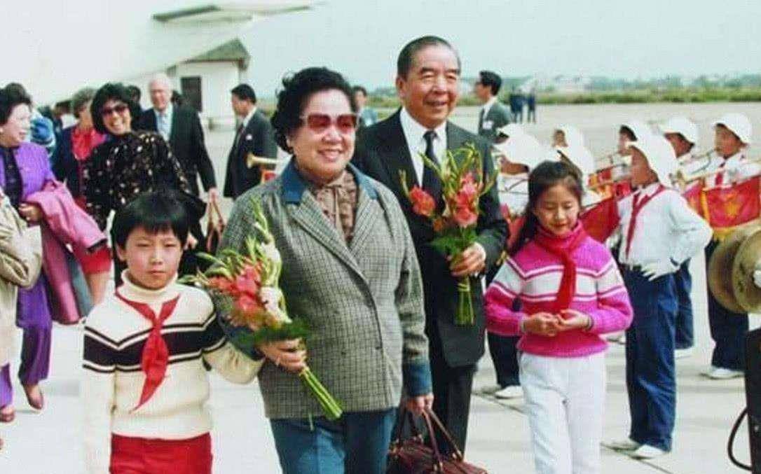 1985年包玉刚有四百亿财产,是李嘉诚的九倍,都给了四个女婿