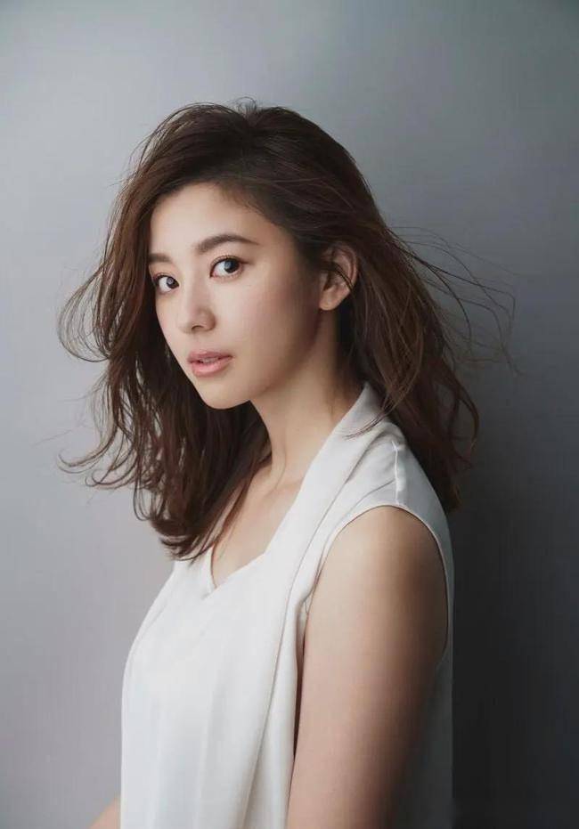 朝比奈彩:顶级日系尤物的惊艳写真,这谁顶得住的美貌冲击波