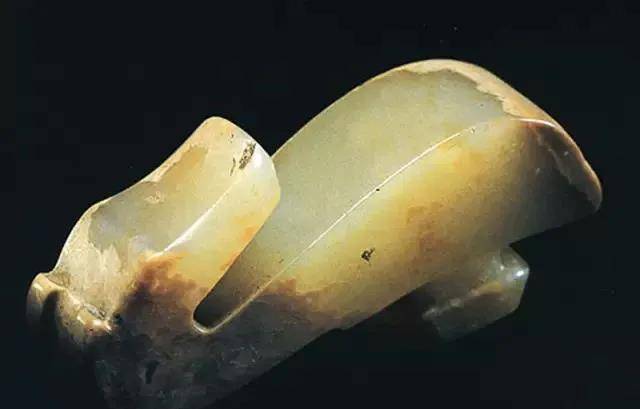 兽首玉带钩 战国带钩,就是腰带的挂钩,古代又称"犀比",它是在古代也是