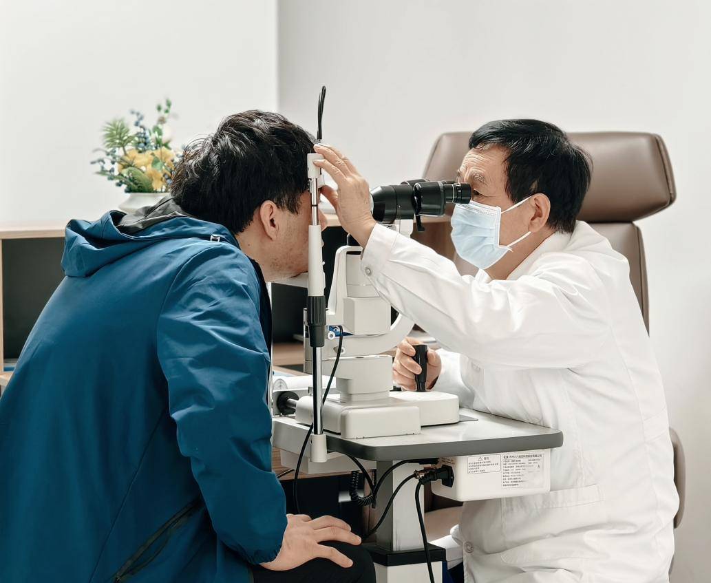 西安儿童斜弱视,眼综合专家吴胜望主任在奕鸣坐诊