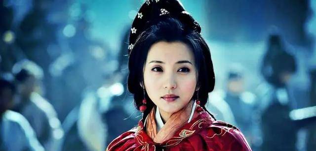 貂蝉被曹操送给关羽后,为何次日含泪就自尽了?关羽对其做了什么