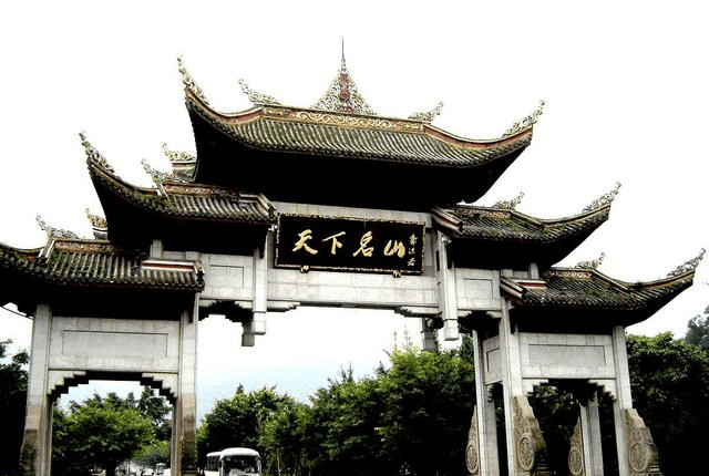 比如有报国寺,伏虎寺,洗象池,龙门洞,舍身崖,峨眉佛光等, 故而峨眉山