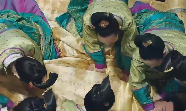 就是在此时,王宁嫔结识了宫女杨金英,正巧当时杨金英因为七彩神龟死了