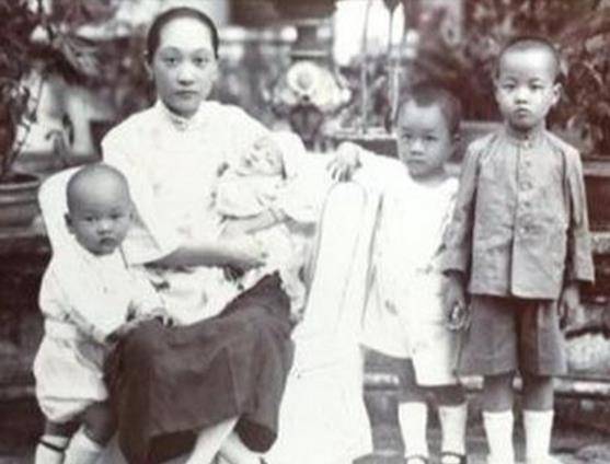 华世琦虽然觉得李烈钧此举不妥,但是爱情让华世琦看不清事情的真相.