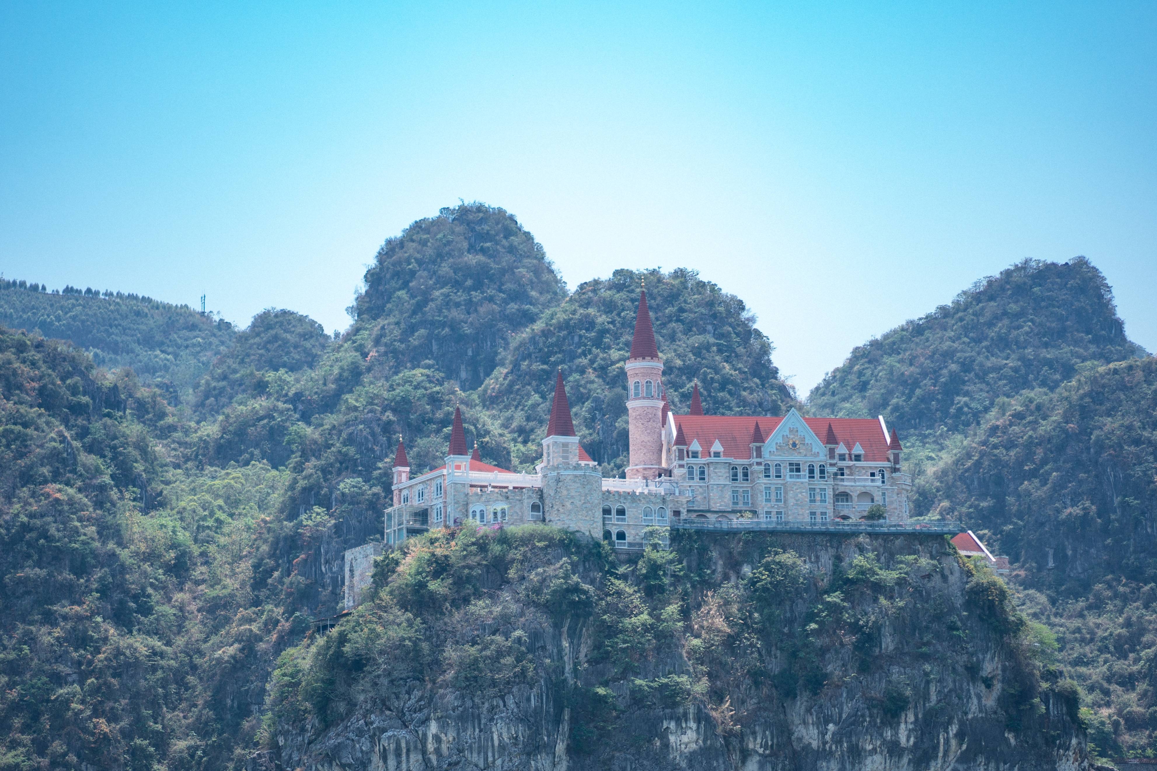 游玩建议乘船游览:万峰湖的美景大部分需要乘船才能领略,推荐在巴结镇