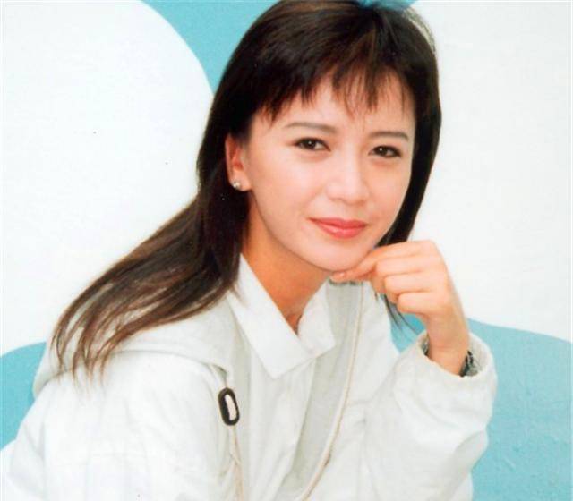 与梁朝伟同居6年分手,独自将儿子抚养长大,如今儿子是她的骄傲_曾华倩