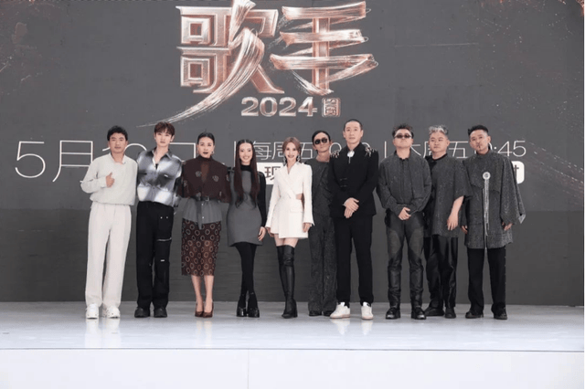 亚当在《歌手》中还未现身,在机场的举动,先给众明星上了一堂课