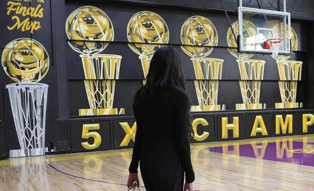 瓦妮莎再度感慨!身体重现巅峰现身揭幕礼,情深凝视科比壁画留恋悠悠